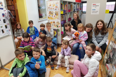 Pravljicna-ura-v-Obcinski-knjiznici-Vransko-april-26-2