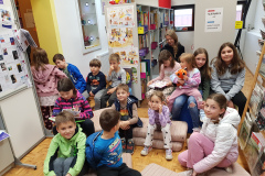 Pravljicna-ura-v-Obcinski-knjiznici-Vransko-april-26-3