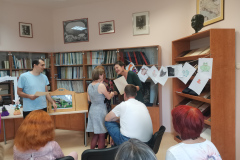 Direktorica-Jolanda-Zeleznik-podeljuje-priznanja