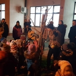 Pohod z lučkami in pripenjanje rožice za snežaka pred knjižnico