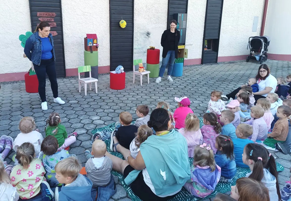 KNJIŽNICA IN VRTEC Z ROKO V ROKI ZA DVIG BRALNE PISMENOSTI